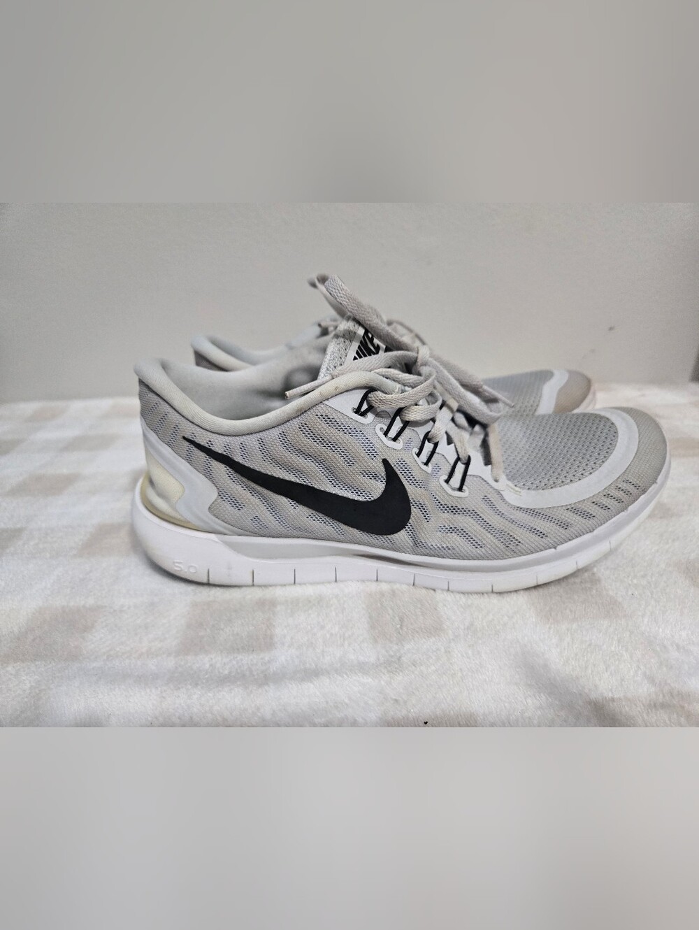 Nike Gray/Black/White Mesh Low Top Lace-Up Running Sneakers Womens 9.5